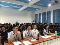 升学典礼|亲爱的同学带着TA热爱的代码正奔在升学的路上，来了来了！