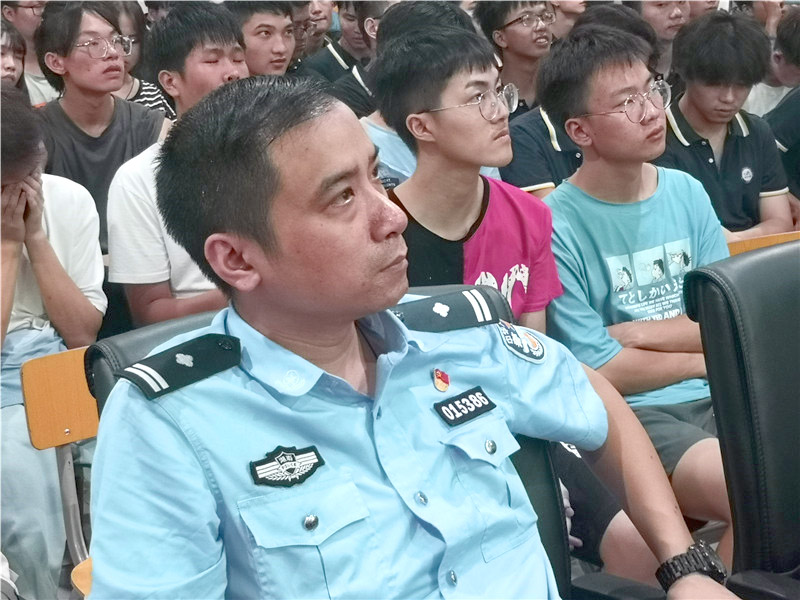 <b>警校携手，共建平安校园丨我校成功开展校园安全知识讲座！</b>