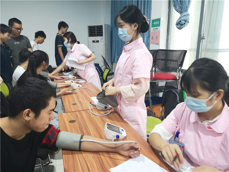 <b>关爱学生健康成长，湖南硅谷高科软件学院组织新生有序体检！</b>